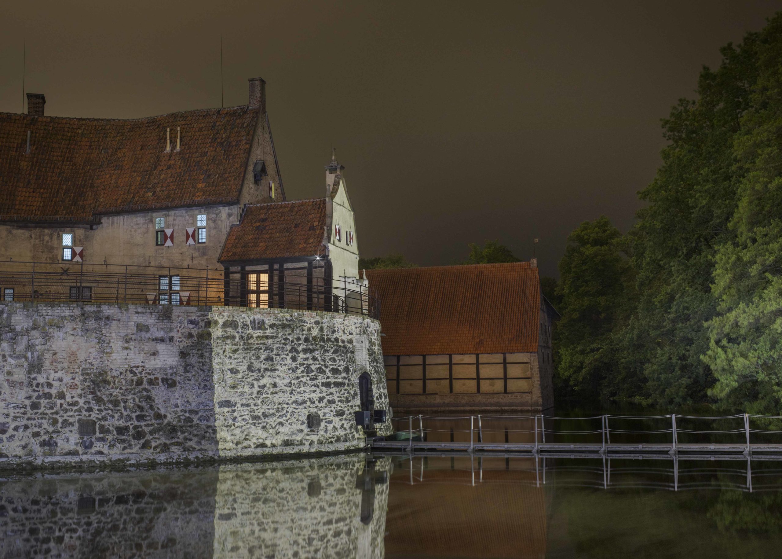 Veranstaltungsbild zur Lesung und Werkschau Experiment Heimat. Fotografie der Burg Vischering bei Nacht.